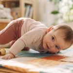 découvrez à quel âge bébé commence généralement à se retourner, les étapes de son développement moteur et des conseils pour accompagner cette nouvelle phase de son évolution.