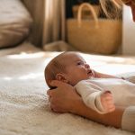 découvrez pourquoi votre bébé ne tient pas encore sa tête et quand il est important de consulter un professionnel de santé pour rassurer vos inquiétudes.