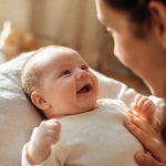 découvrez à quel âge apparaissent les premiers sourires de votre bébé et apprenez des astuces pour les provoquer en douceur, favorisant ainsi son développement affectif et social.