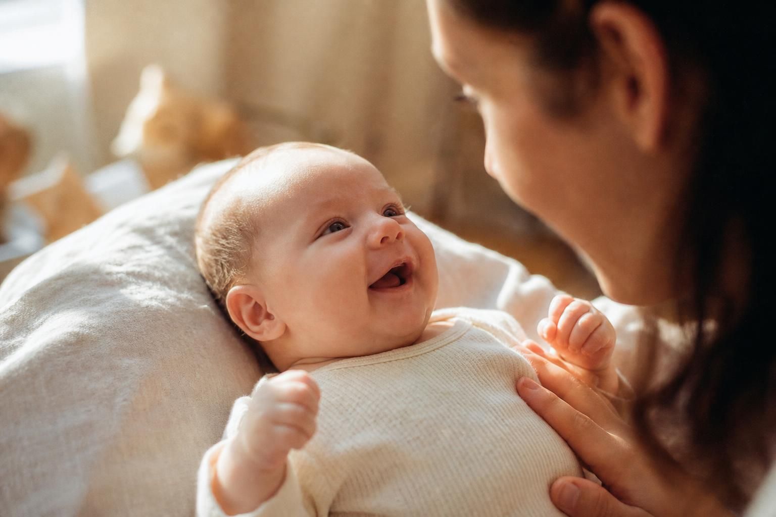 découvrez à quel âge apparaissent les premiers sourires de votre bébé et apprenez des astuces pour les provoquer en douceur, favorisant ainsi son développement affectif et social.