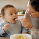 découvrez pourquoi votre bébé avale sans mâcher, les risques associés et comment l'accompagner en toute sécurité dans son développement alimentaire.