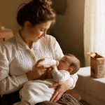 découvrez les raisons historiques et scientifiques derrière l'invention du lait infantile, une alternative nutritive au lait maternel pour le bien-être des nourrissons.