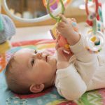 découvrez des activités d'éveil adaptées aux bébés de 3 à 6 mois pour stimuler leur développement sensoriel et moteur en douceur.