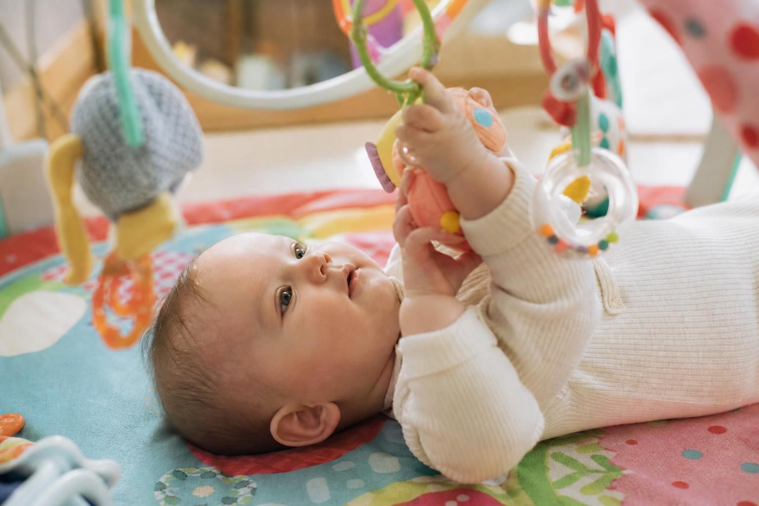 découvrez des activités d'éveil adaptées aux bébés de 3 à 6 mois pour stimuler leur développement sensoriel et moteur en douceur.
