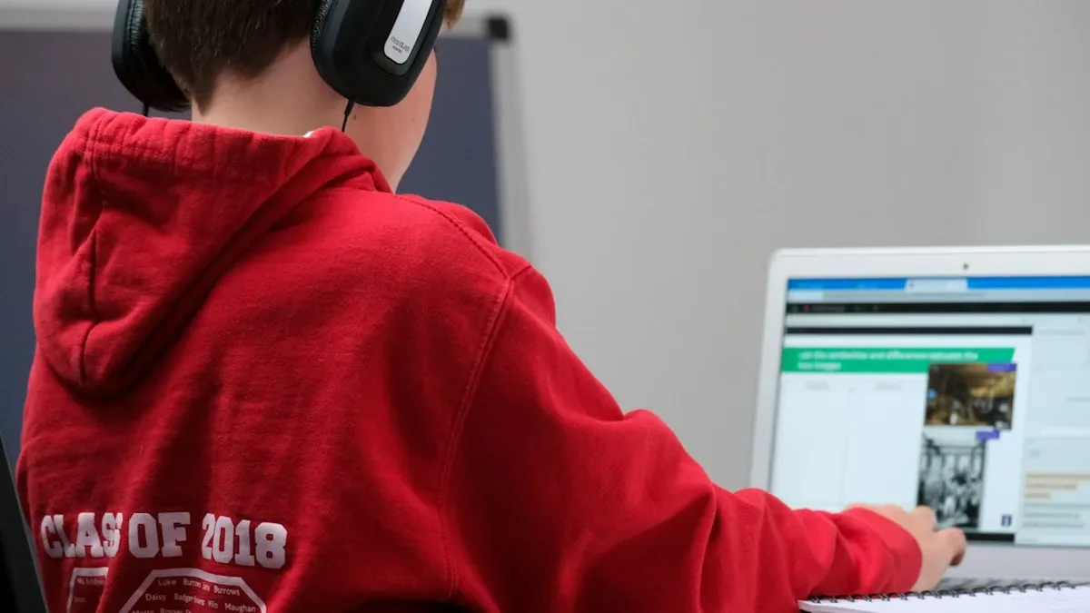 aide aux devoirs gratuite — Aide aux devoirs gratuite : soutien scolaire en ligne